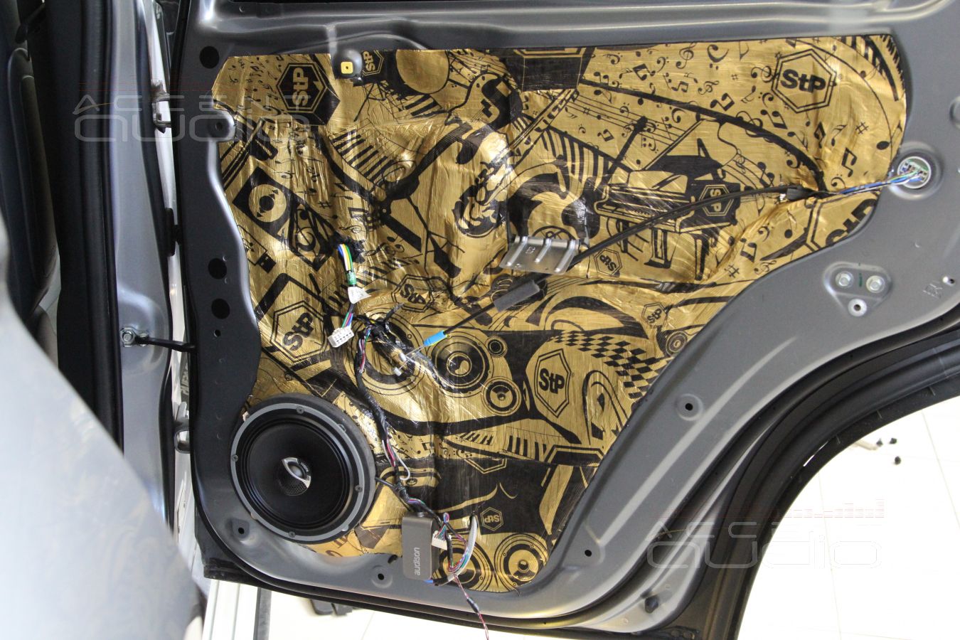 Аудиоподготовка дверей Mitsubishi Pajero Sport