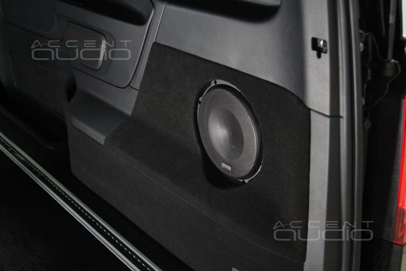 Сабвуфер – штатно !