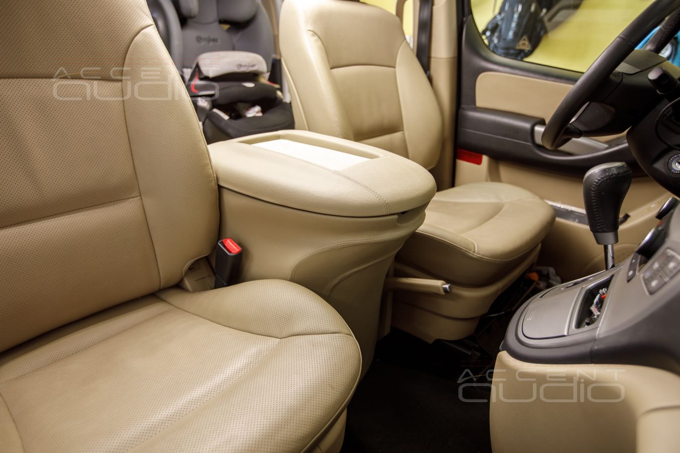 Реализация: подлокотник-сабвуфер специально и эксклюзивно для Hyundai Starex H1