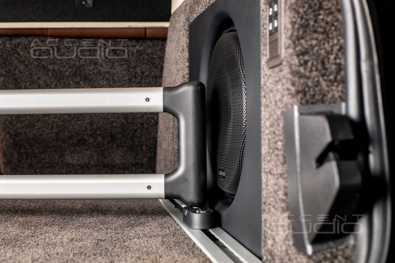 Встроенный сабвуфер-стелс в Range Rover Autobiography