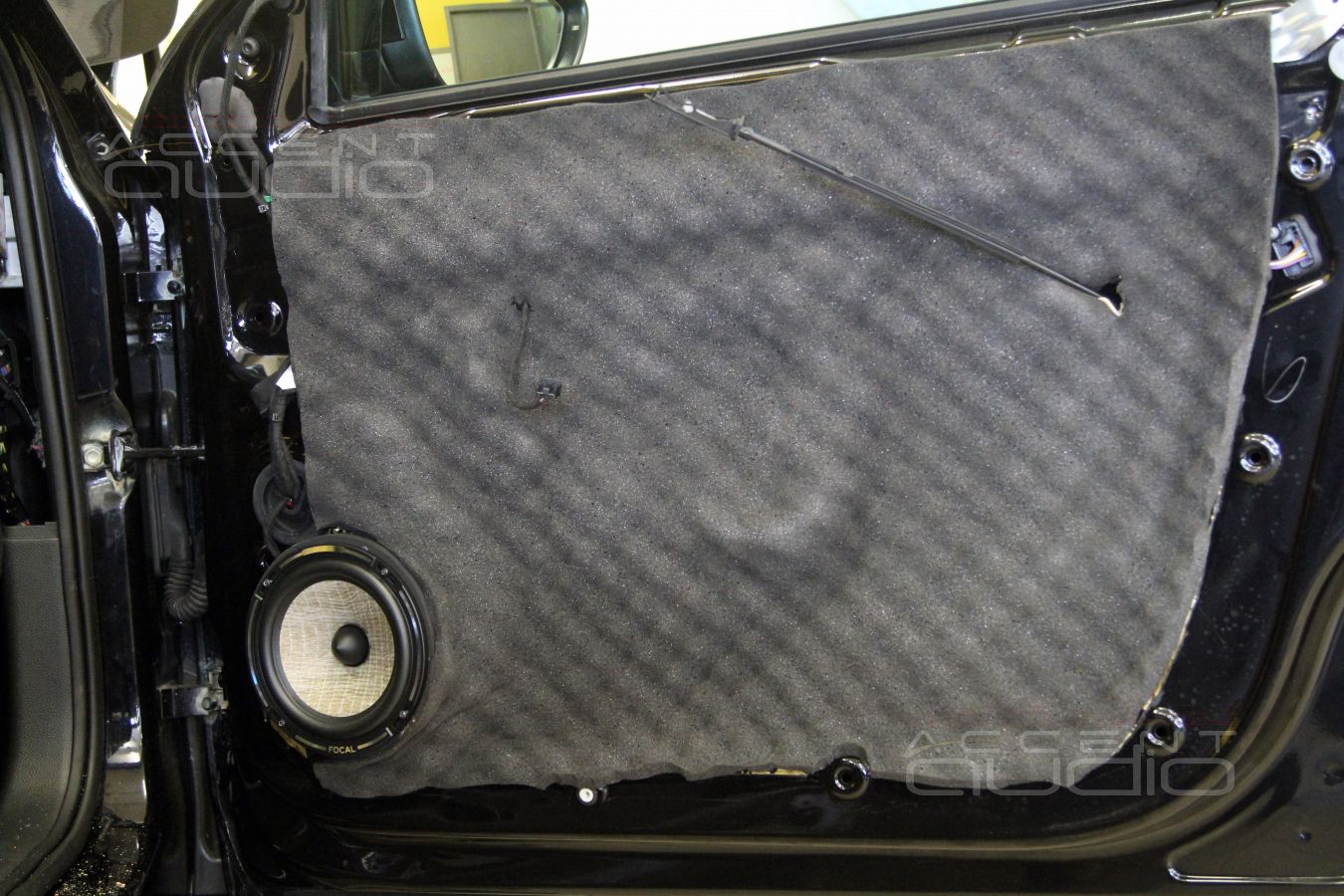 Установка акустики: мидбасы Focal Flax и аудиоподготовка дверей