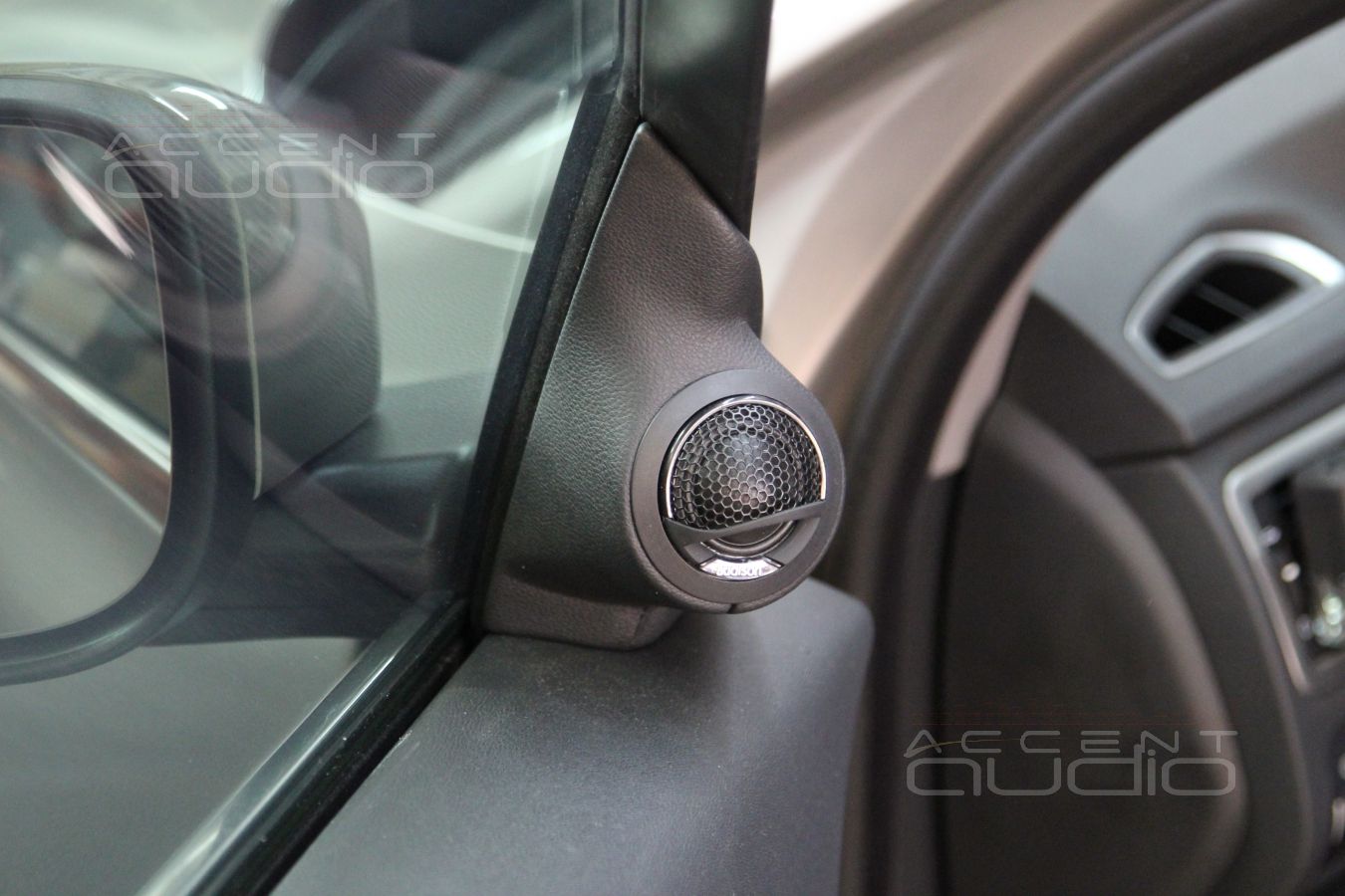 Подиумы под твитеры Audison VOCE AV 1.1 в Volvo XC70