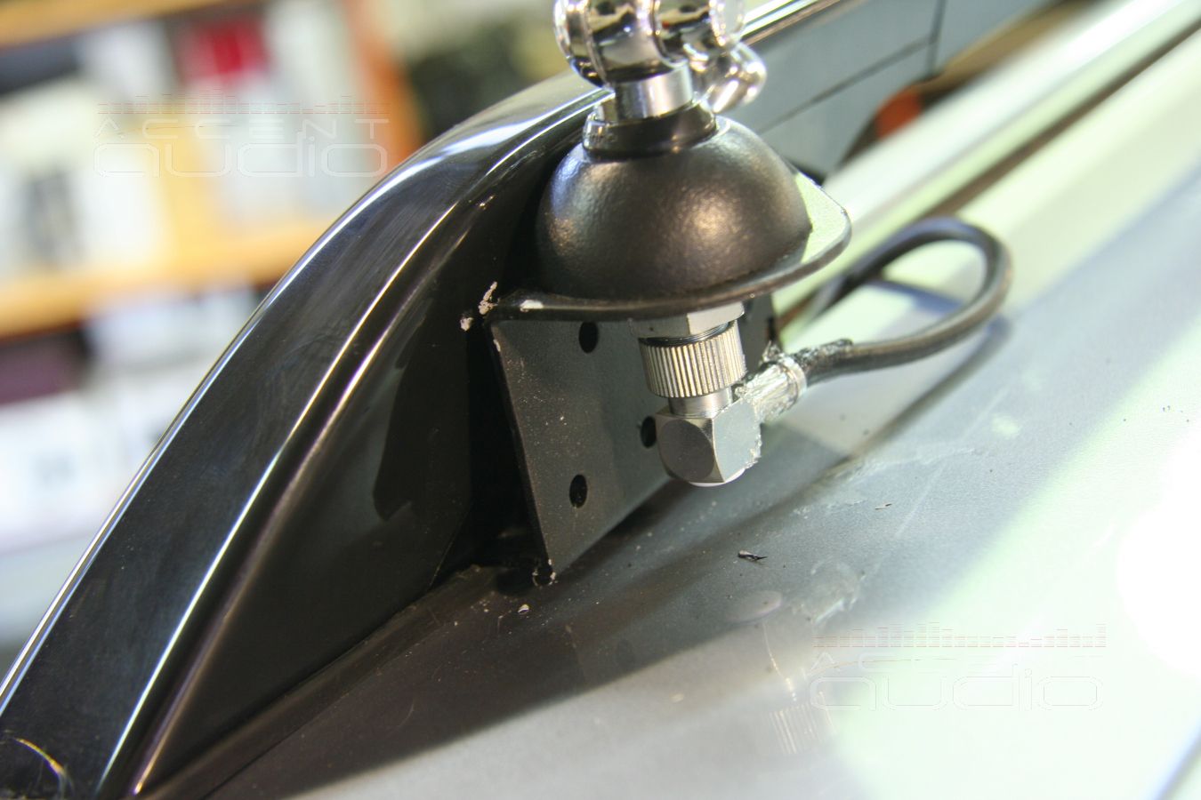 Бережно устанавливаем радиостанцию MegaJet MJ-555 в новый Toyota Highlander