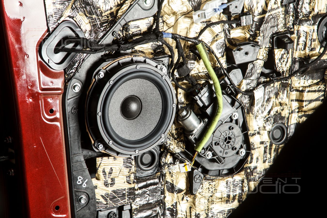 Аудиоподготовка дверей и установка новых динамиков Brax и Challenger в Kia Carnival