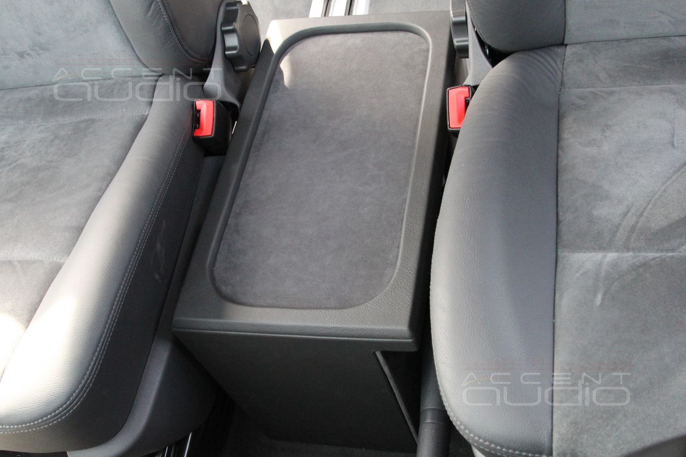 Установка сабвуфера в Volkswagen Multivan