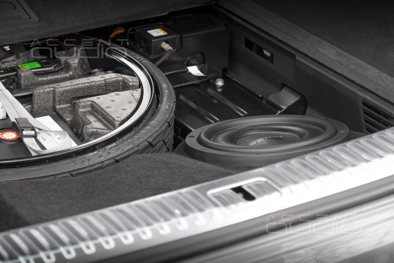 Правильная установка внутрипольного сабвуфера Eton в Audi SQ8