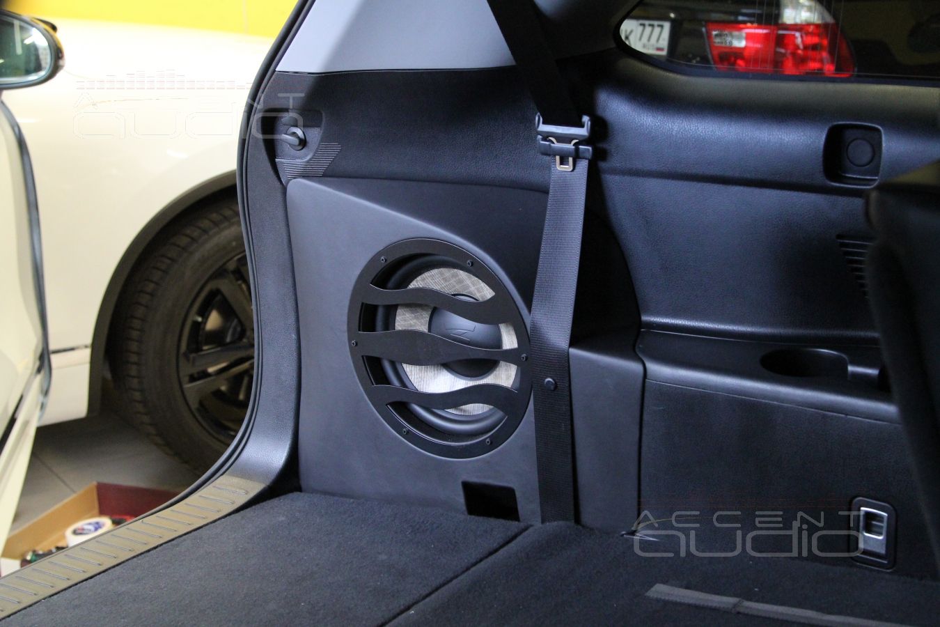 Сабвуфер-стелс в Toyota Highlander