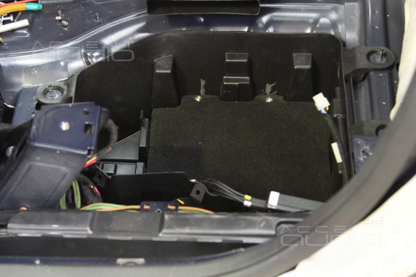 Update: установка процессора и усилителя под водительским сидением