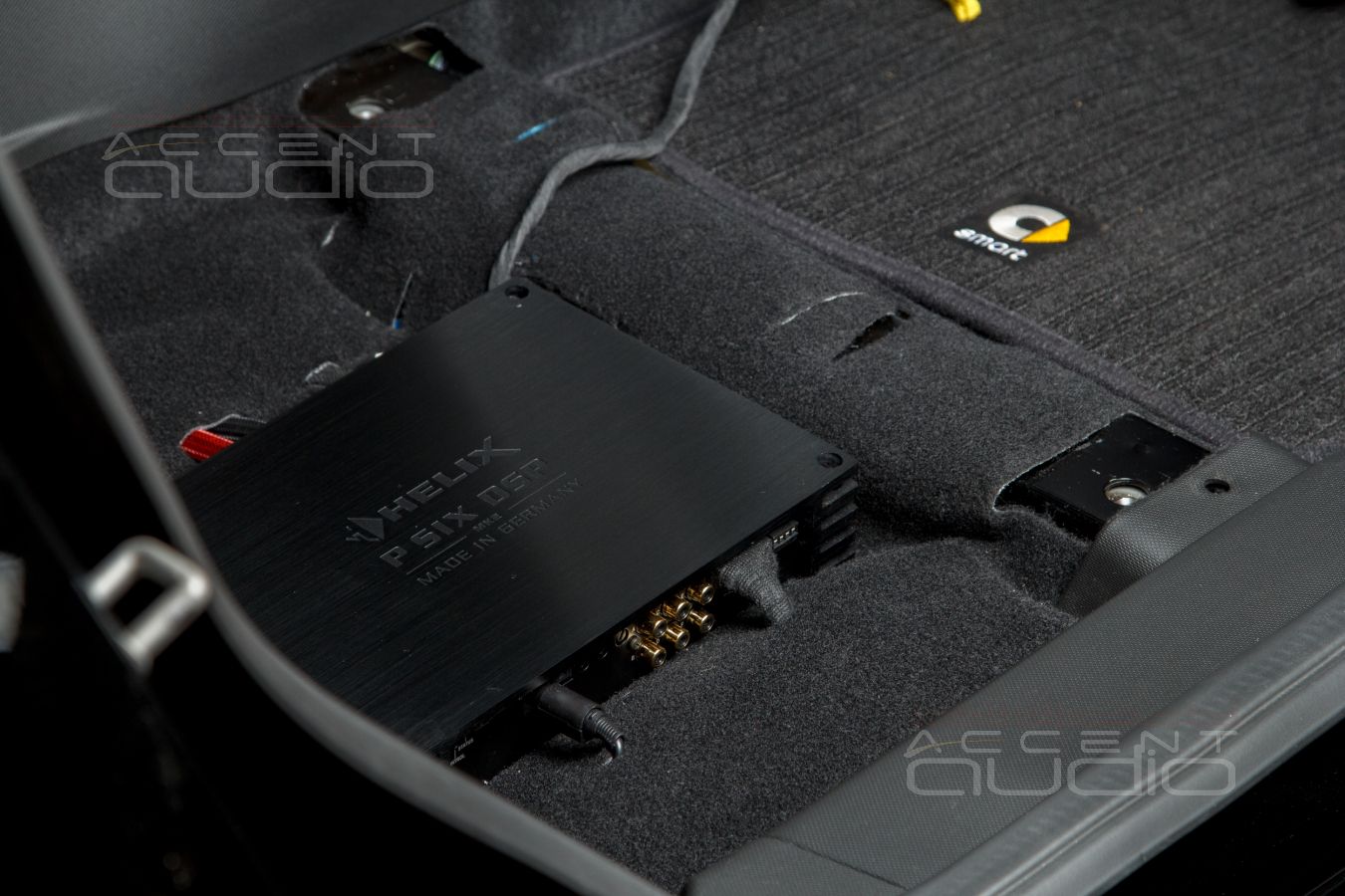 Установка компактного шестиканального усилителя Helix в Smart Fortwo