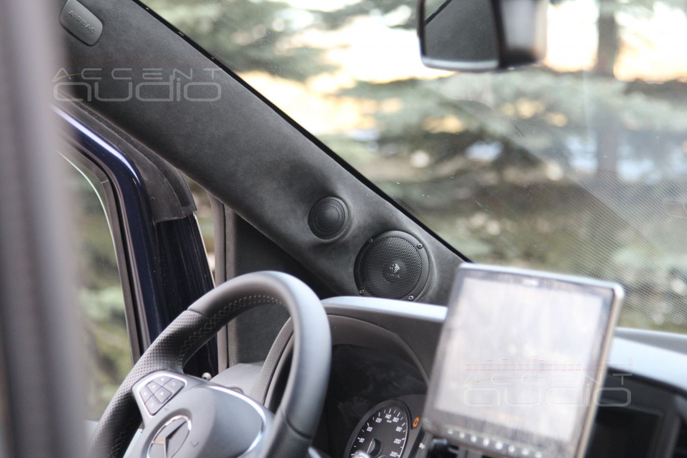 Установка акустики Helix в Mercedes-Benz Vito и подиумы под СЧ-ВЧ излучатели