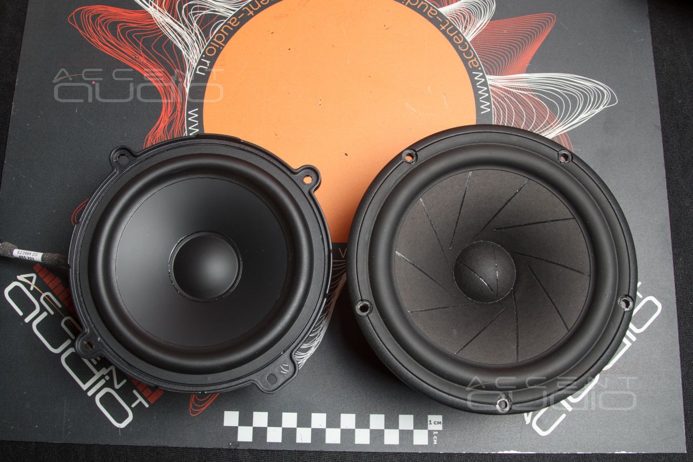 Великолепная бумага из Дании: ScanSpeak 18W/4531G01 в дверях Bentley Bentayga