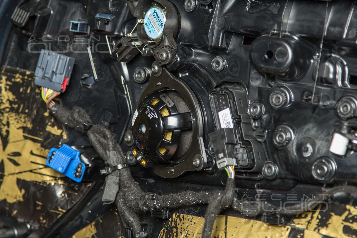 Новые среднечастотные динамики Brax ML3 в Volvo V90 Cross Country ШТАТНО !