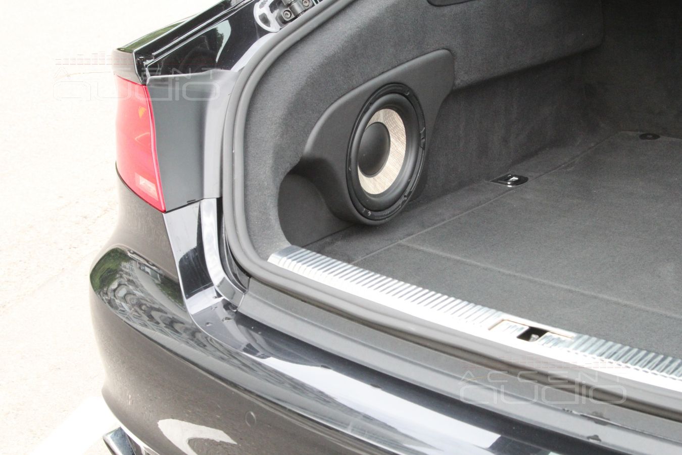Сабвуфер-стелс в Audi A7