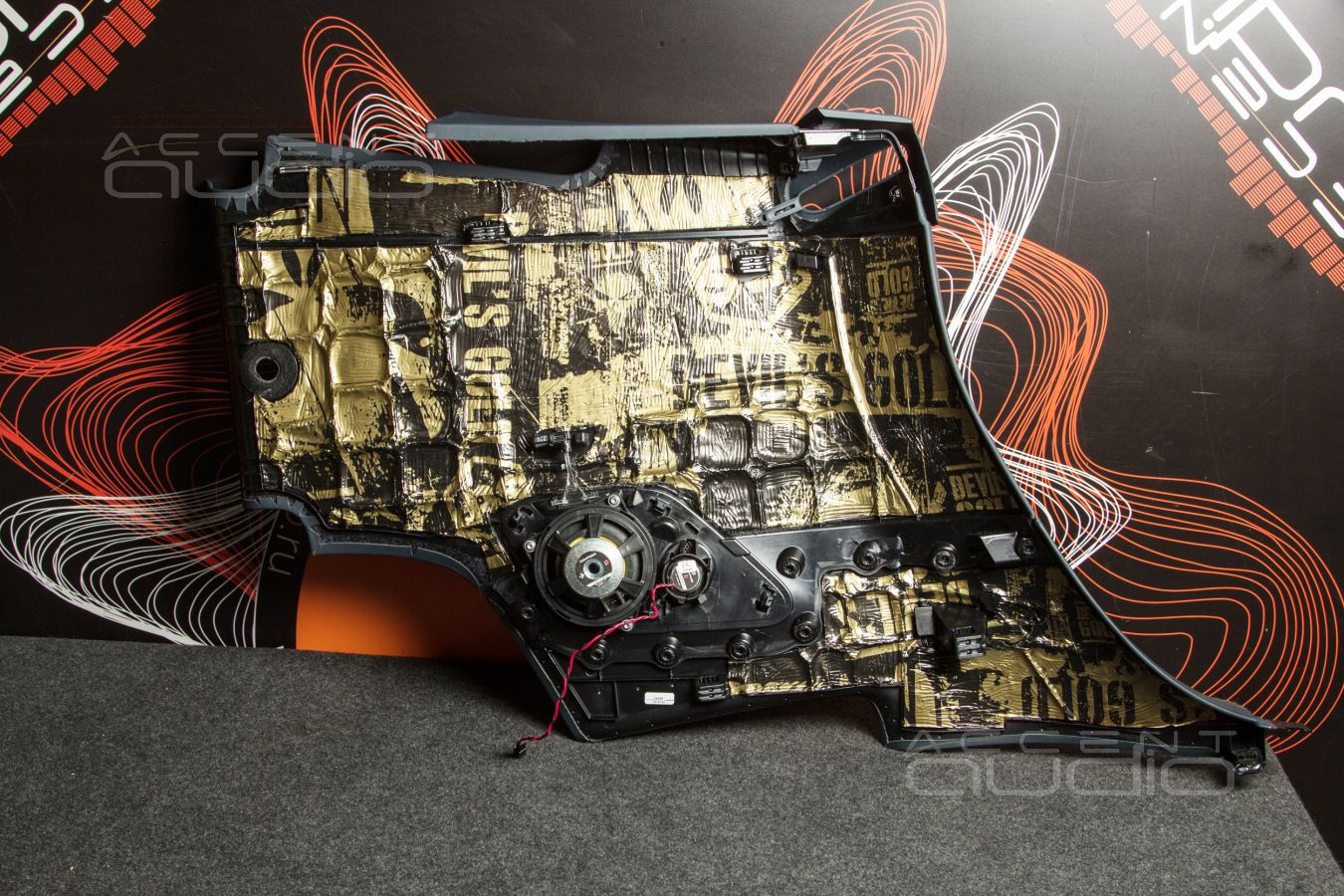 Тыловая акустика Helix Ci3 K100.2FM-S3 в Porsche 911