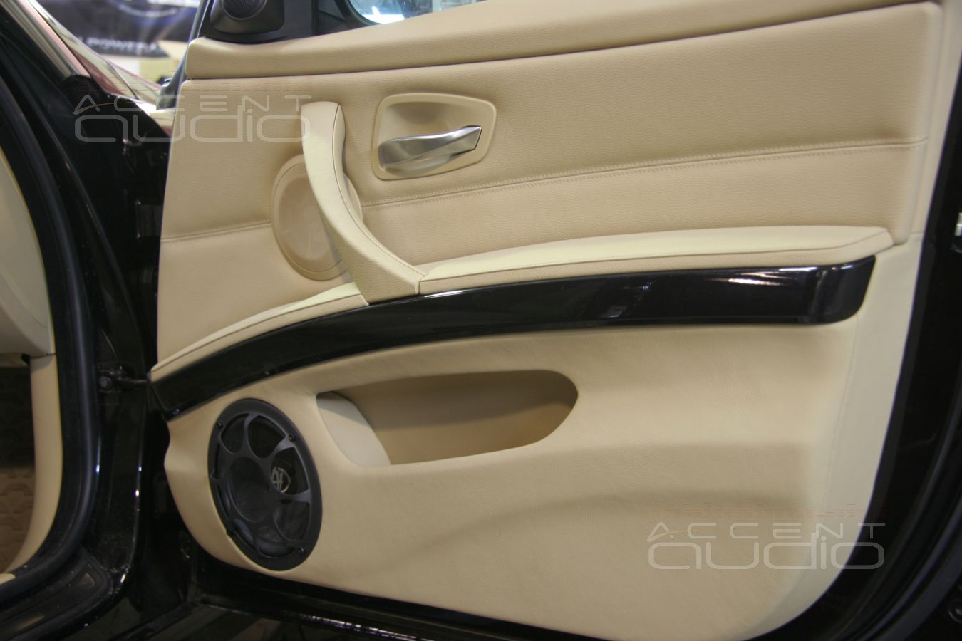 Новый дизайн обшивок и новый мидбас на новом месте