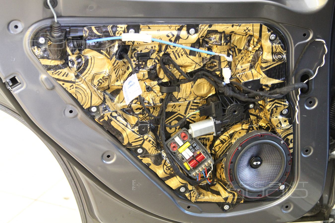 Установка динамиков в двери GLA