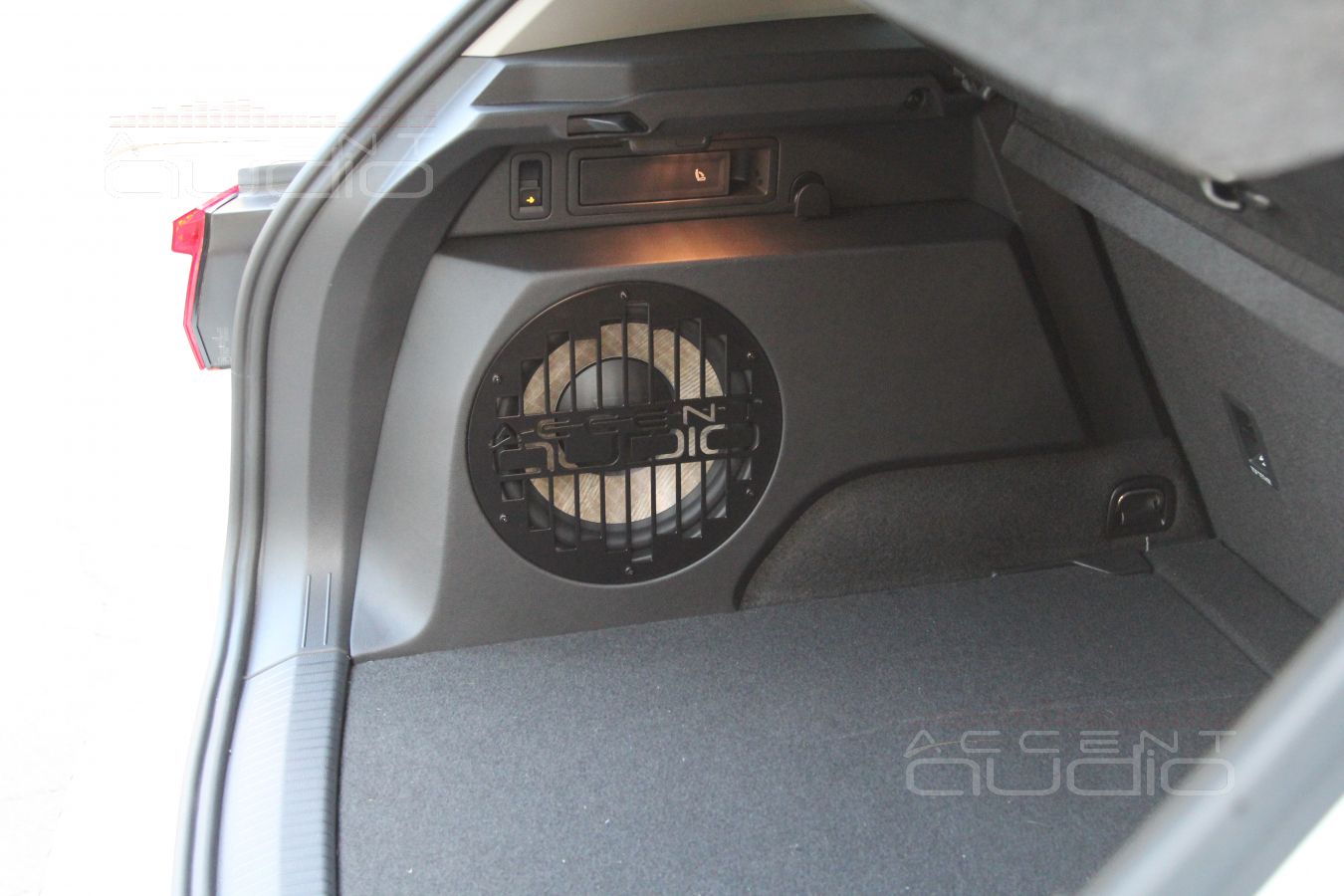 Встроенный сабвуфер-стелс в новом Volkswagen Tiguan