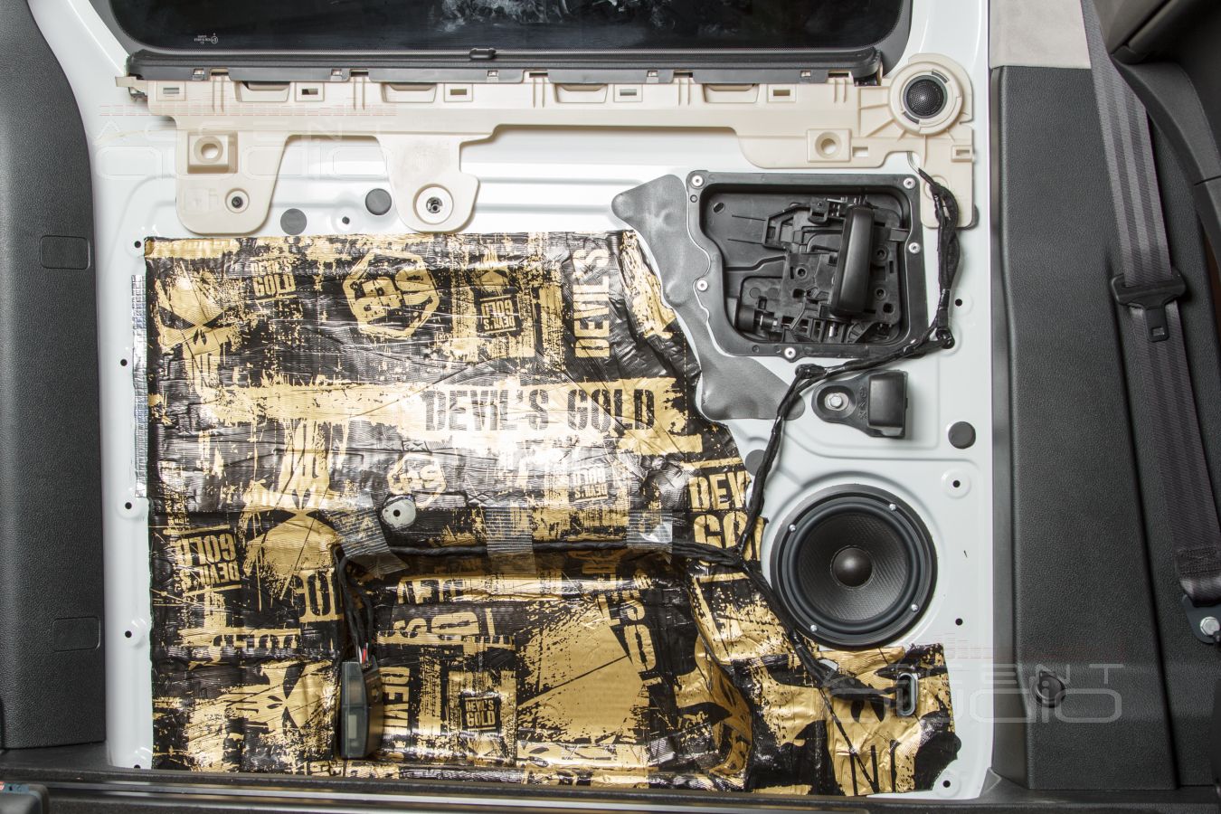 Аудиоподготовка, новые, быстрые и плотные мидбасы SOAudio в дверях Opel Zafira Life