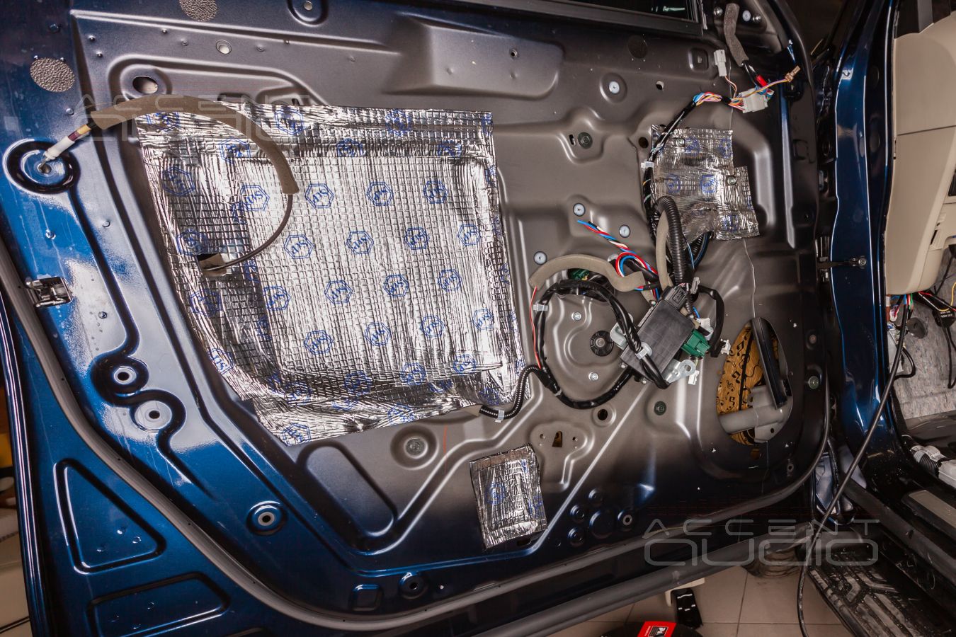 Установка акустики: аудиоподготовка дверей и установка мидбасов Brax в  Infiniti QX80