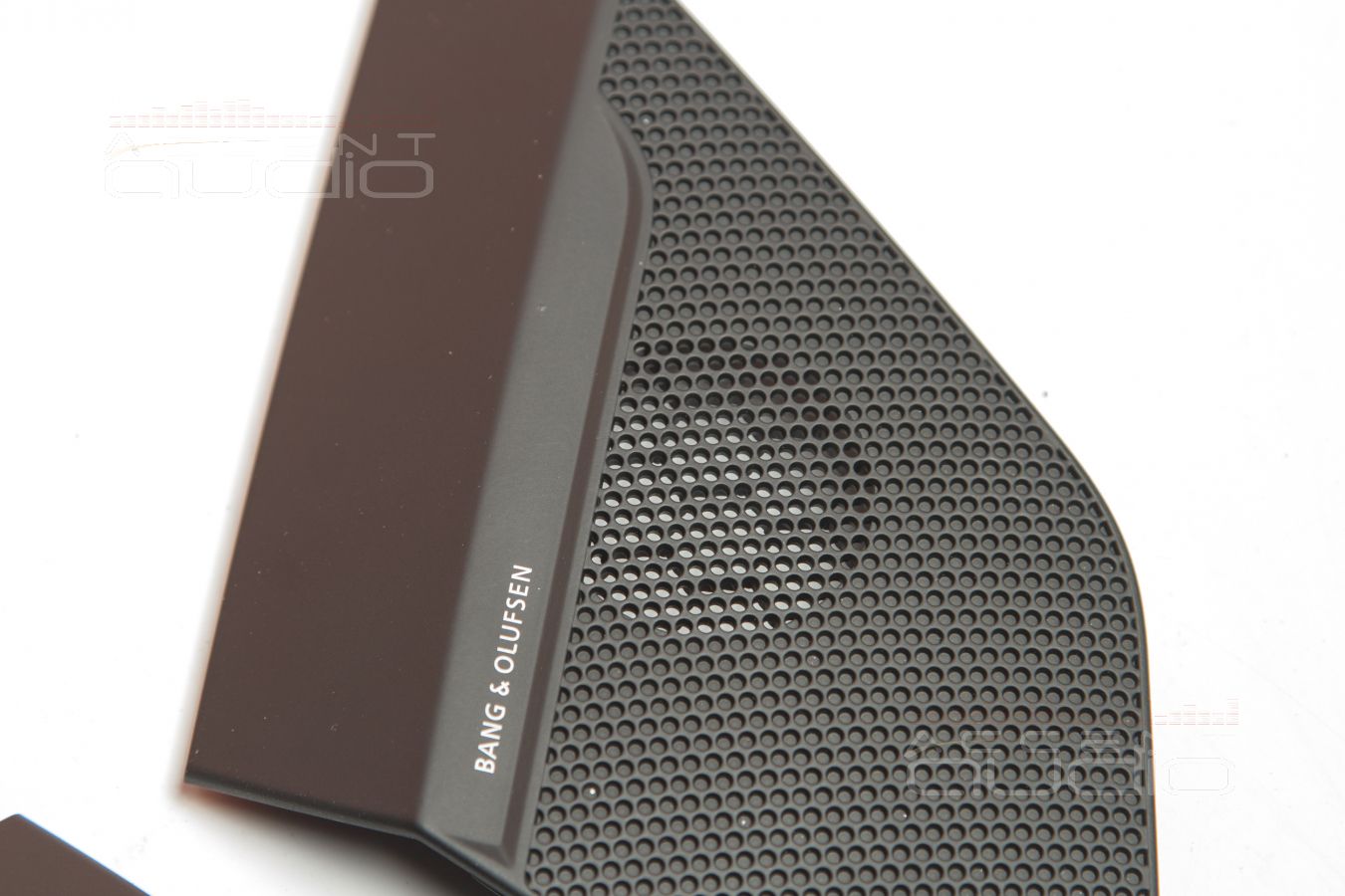 Полностью штатный, скрытый, но правильный монтаж серединок Brax GL2 в Audi E-Tron