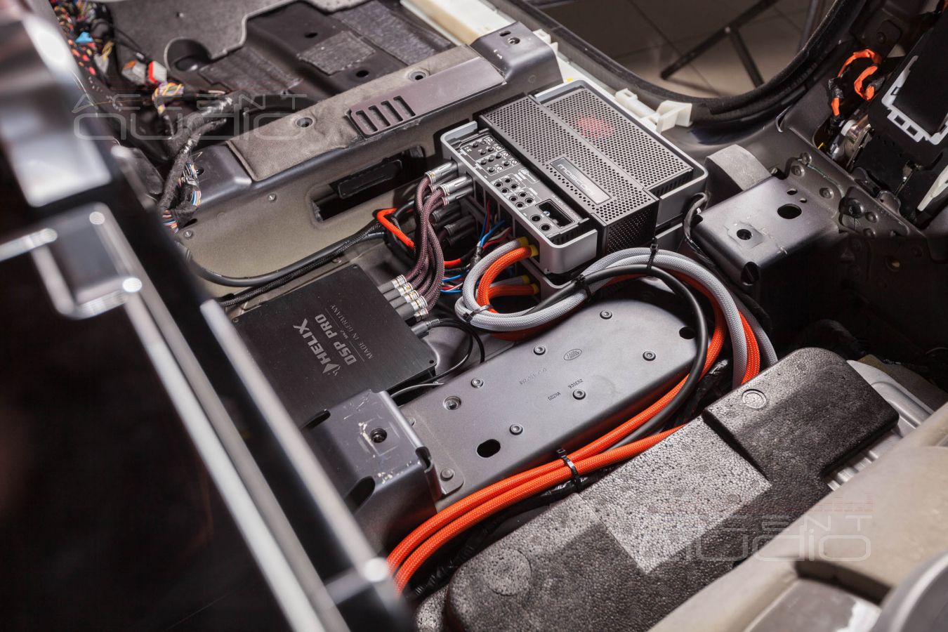 Установка усилителей Mosconi и аудиопроцессора Helix в RangeRover Vogue