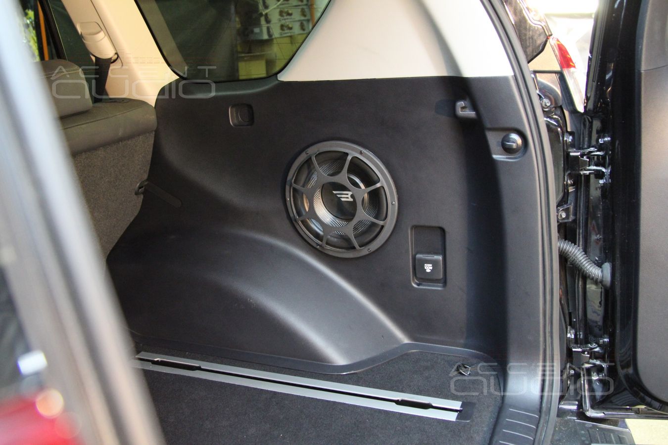 Сабвуфер, встроенный в крыло Toyota Land Cruiser Prado