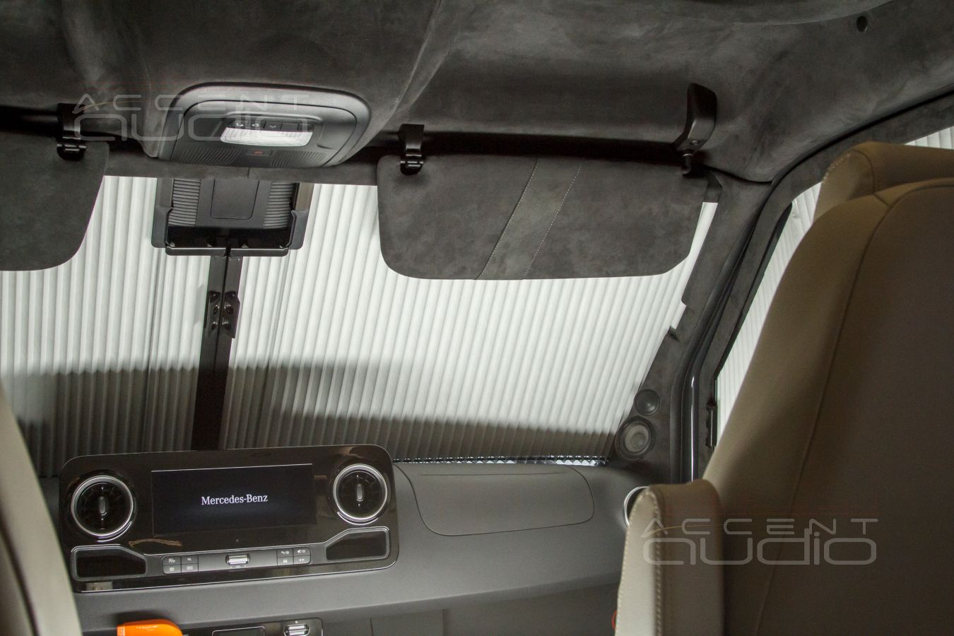 Новый, цельный и строгий дизайн кабины и подиумы под СЧ-ВЧ звено Brax