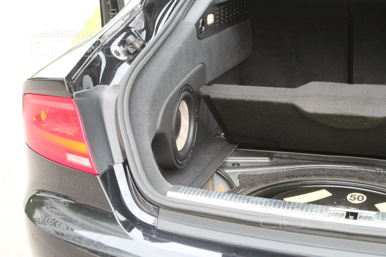 Сабвуфер-стелс в Audi A7