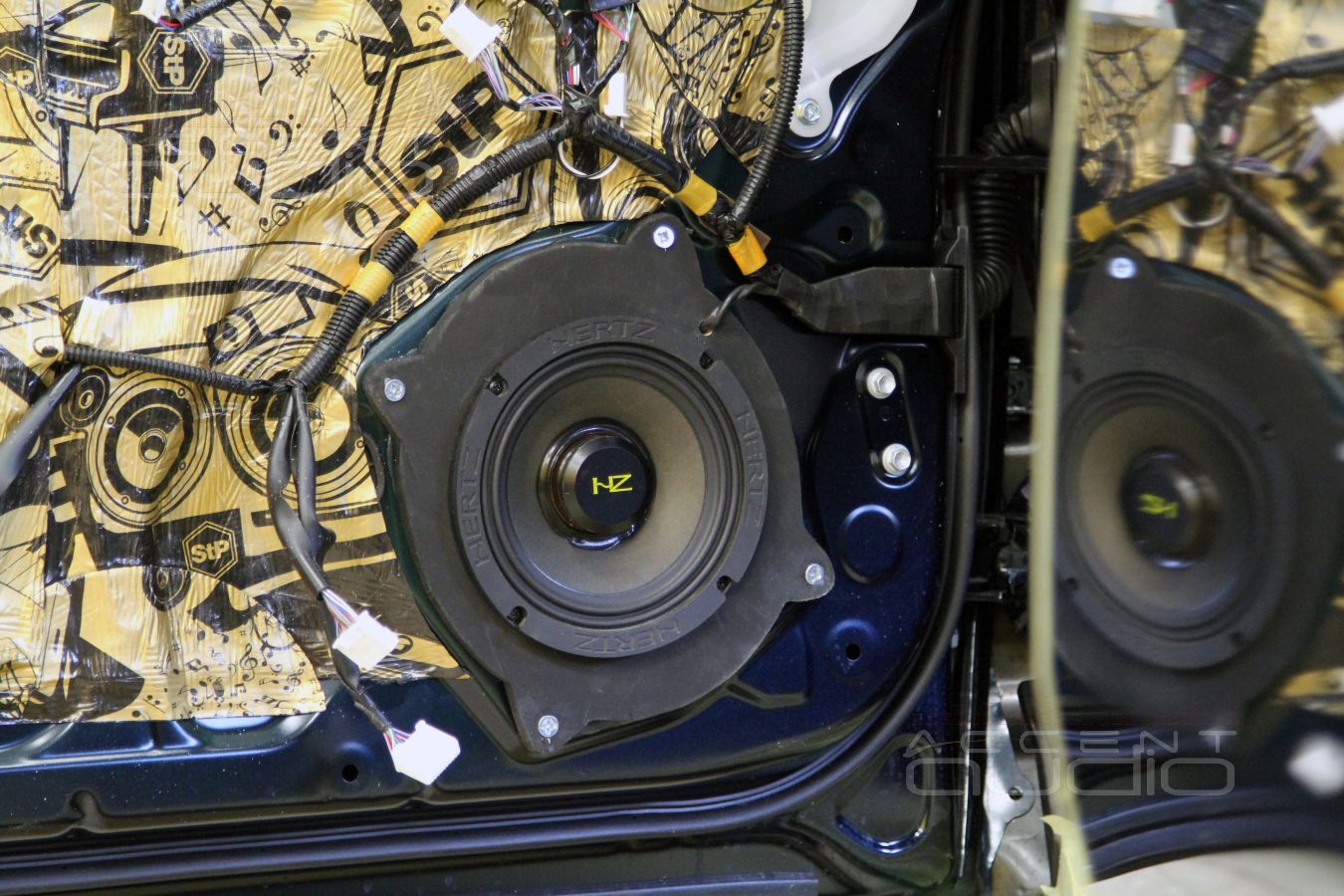 Шикарный мидбас Hertz Space 6 в Toyota Camry