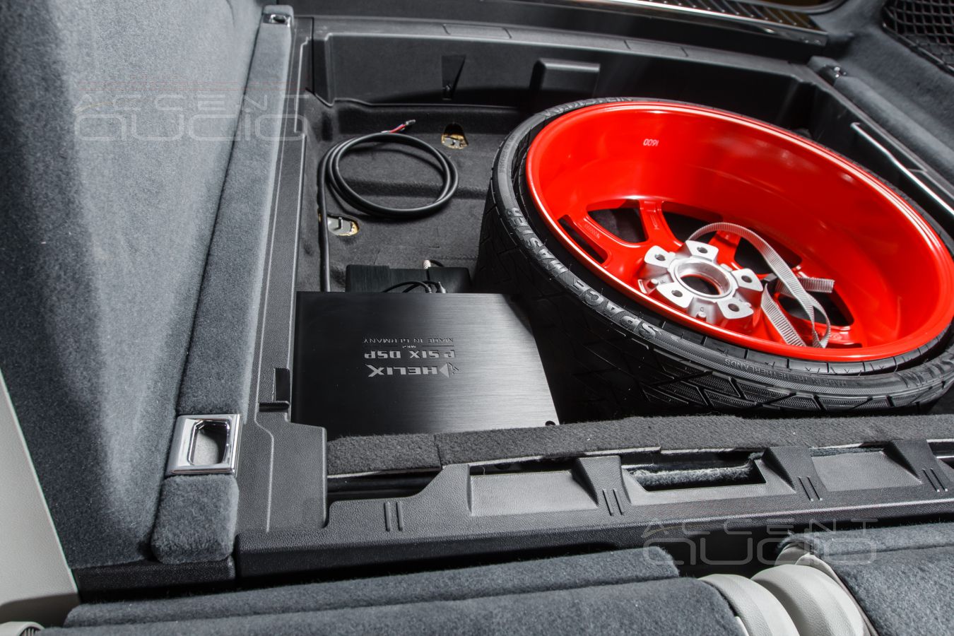 Штатная установка нового усилителей Helix и Zapco в Porsche Cayenne Coupe