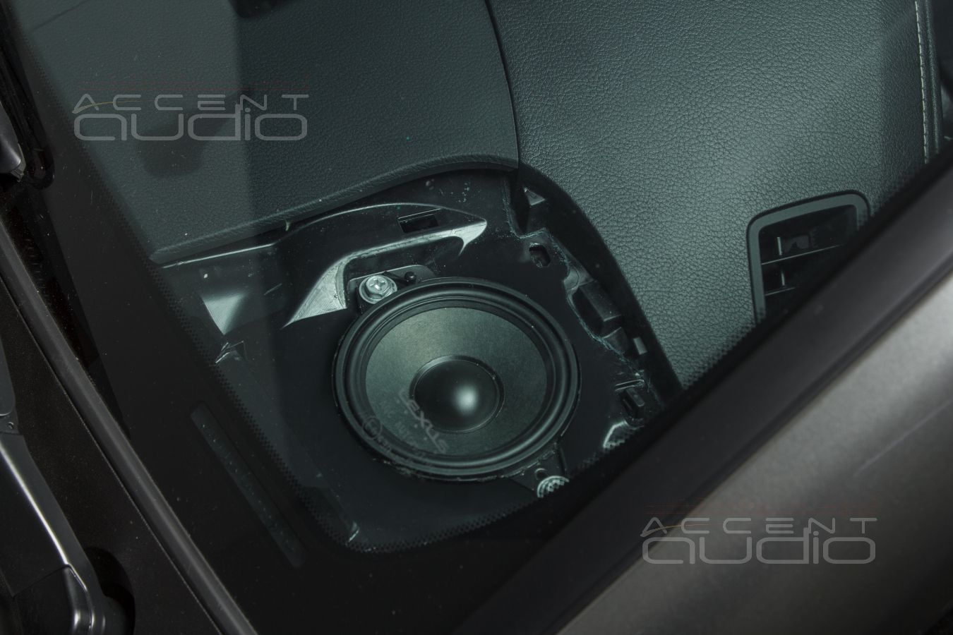 Штатная установка новых среднечастотных излучателей Dego в LX570