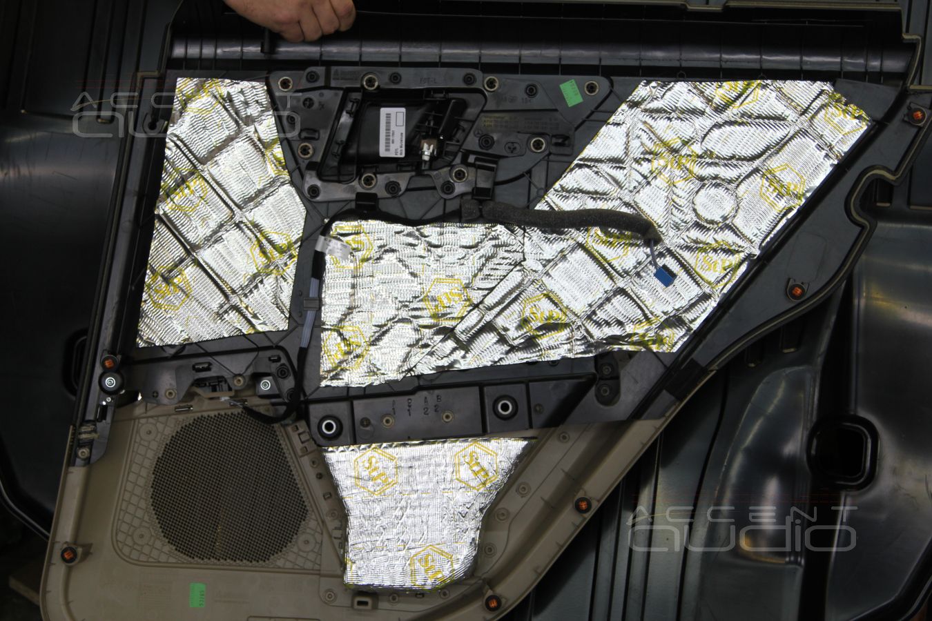 Шумоизоляция дверей Mercedes GLK