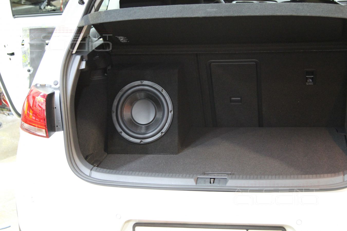 Сабвуфер в Volkswagen Golf 7