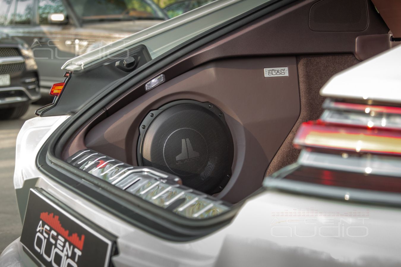 Стильный, адский, трясущий – сабвуфер-стелс JLAudio TW3 для Porsche Panamera