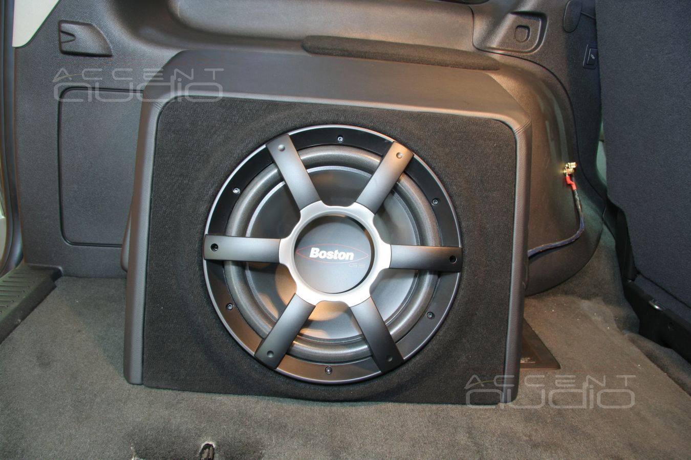Съемный сабвуфер-стелс Boston в Chevrolet Tahoe