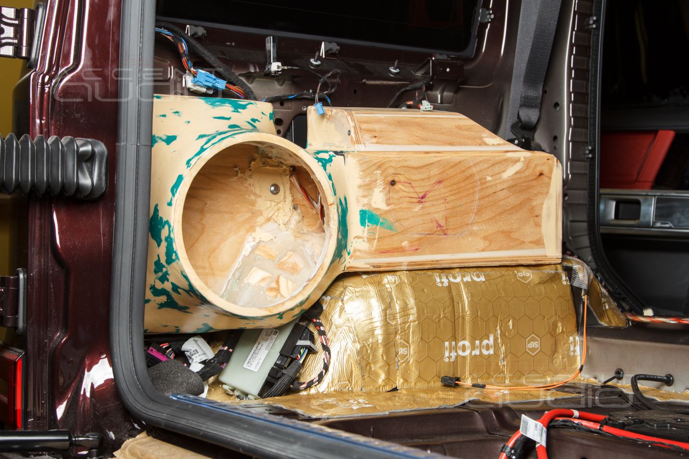 Сабвуфер-стелс для Gelandewagen – каким он должен быть, чтобы играть и выглядеть