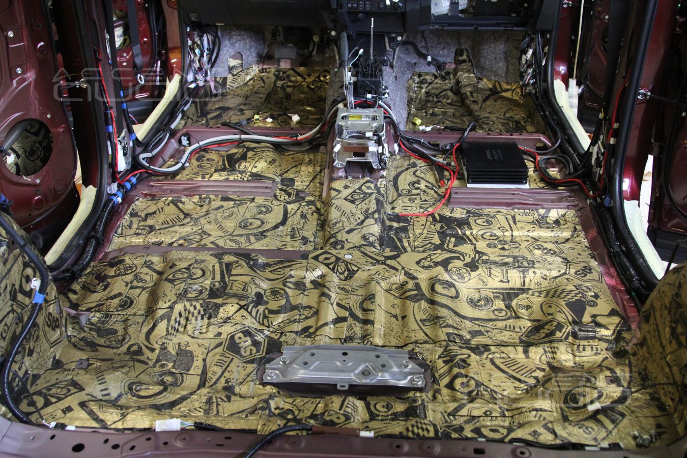 Скрытая установка усилителя Helix Psix и шумоизоляция Toyota Rav4