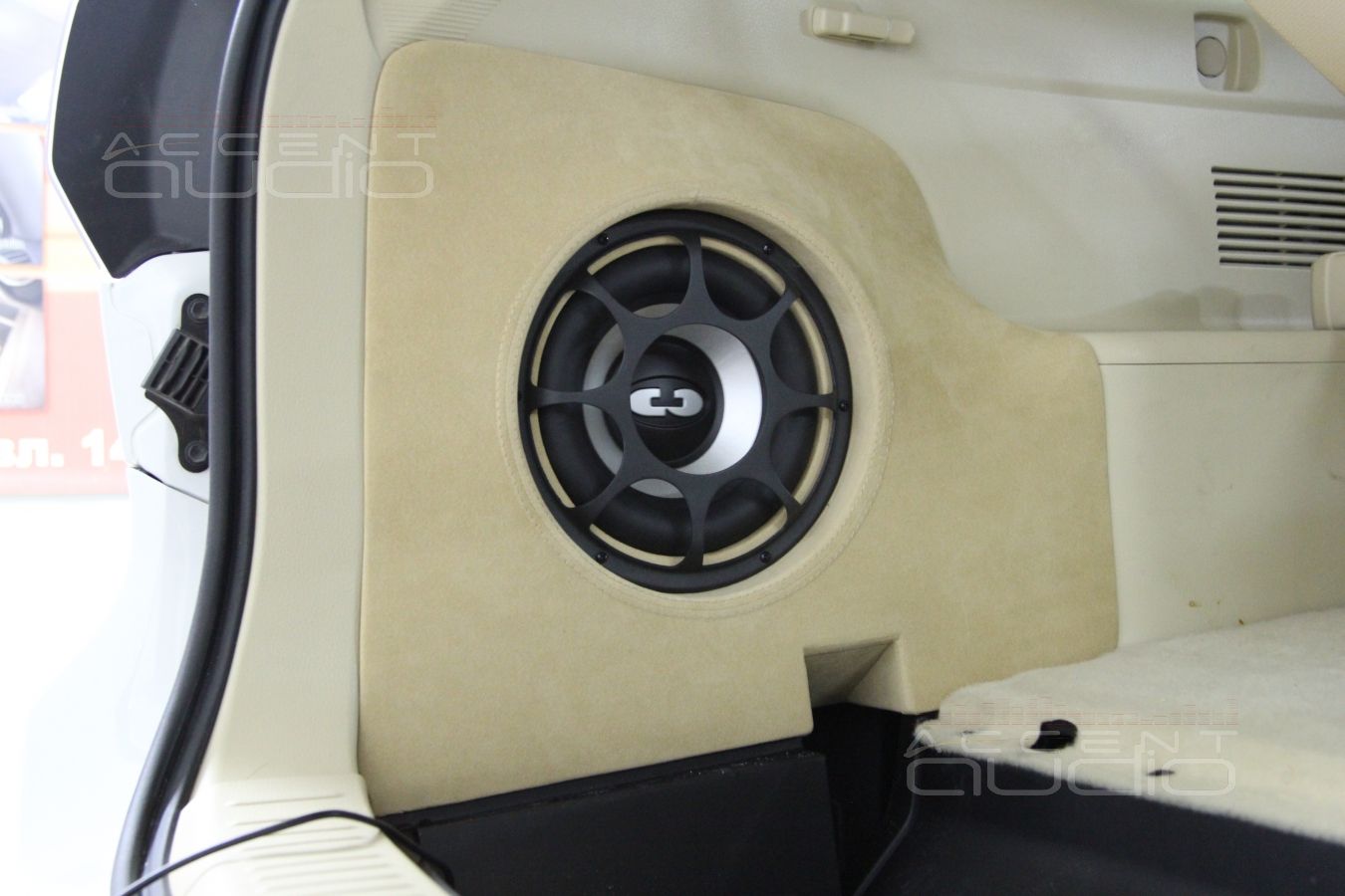 Встроенный сабвуфер в Toyota Highlander 2015 не нарушает функционал съемной полки