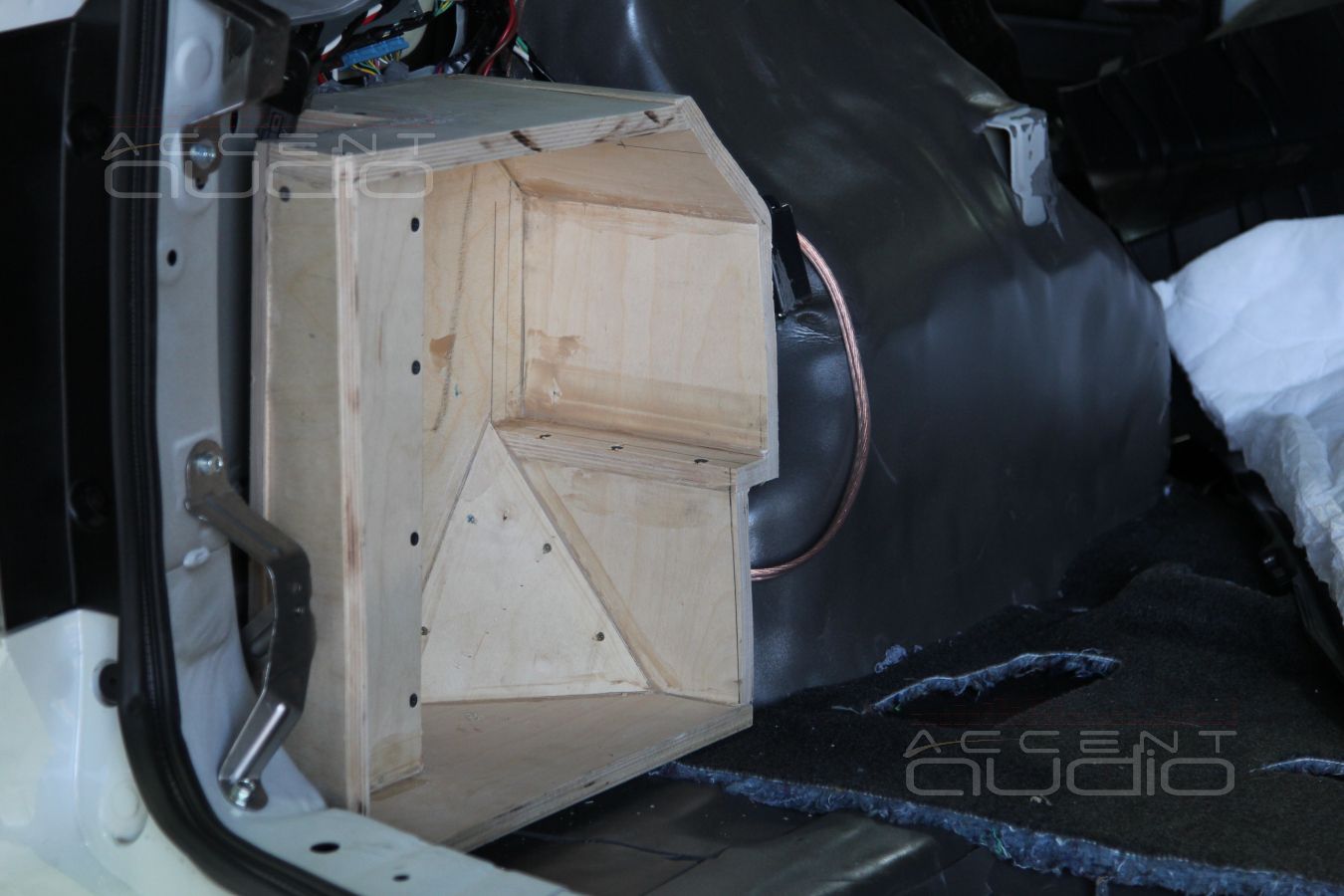 Сабвуфер-стелс в Honda Pilot White Edition