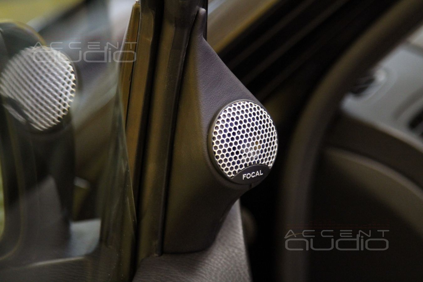 Подиумы под твитеры Focal в Kia Mohave