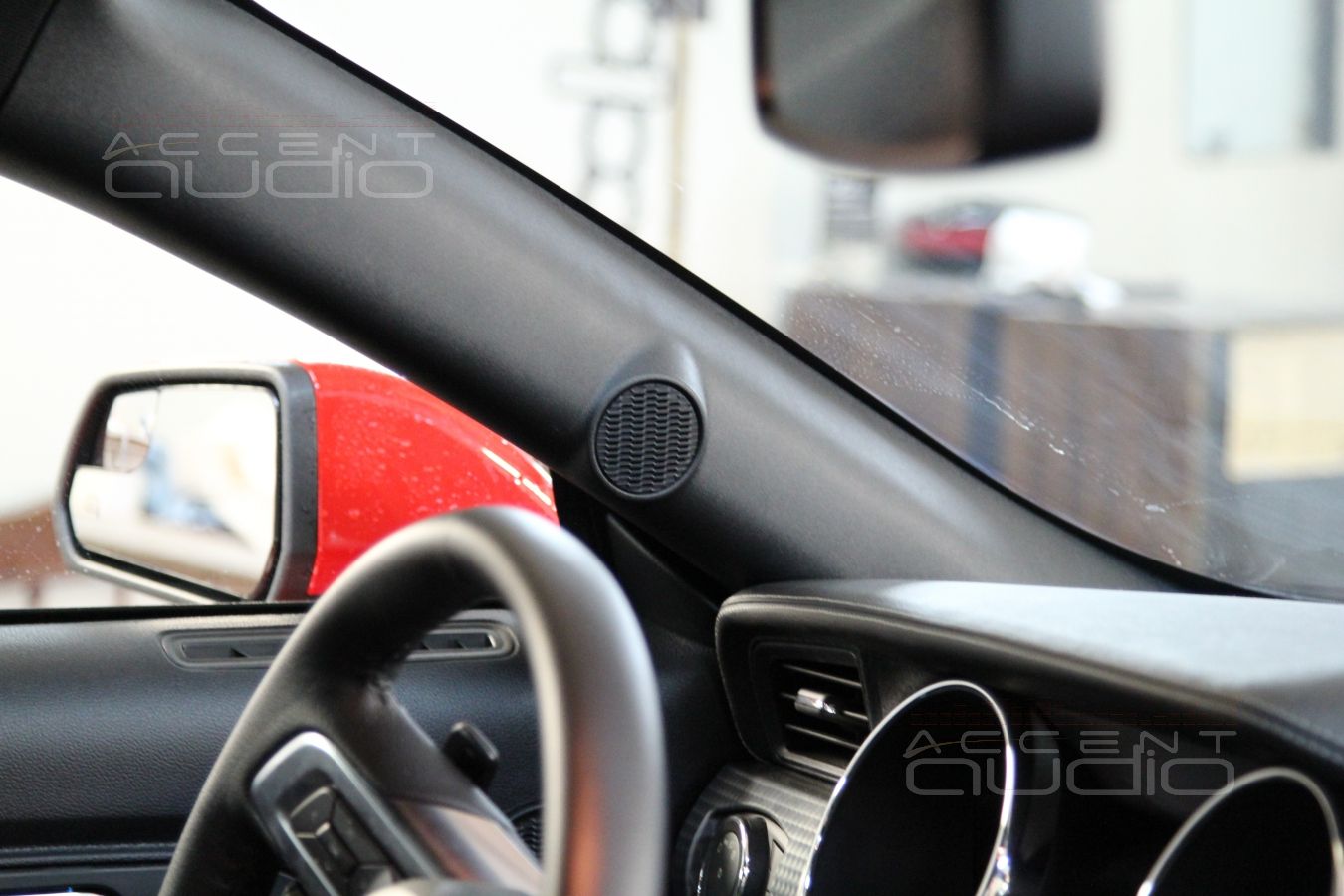 Красный Mustang + желтый Focal = оригинальный дизайн новой аудиосистемы