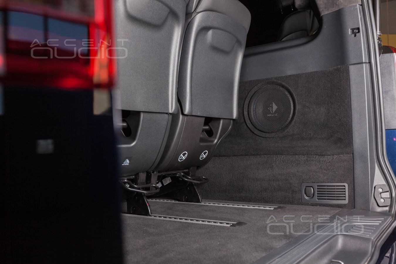 Сабвуфер-стелс для Vito: как должна выглядеть современная установка сабвуфера в микроавтобус