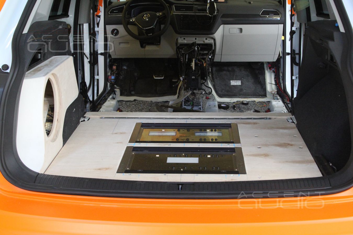 Главное – в полу: оригинальная установка усилителей McIntosh и процессора Helix