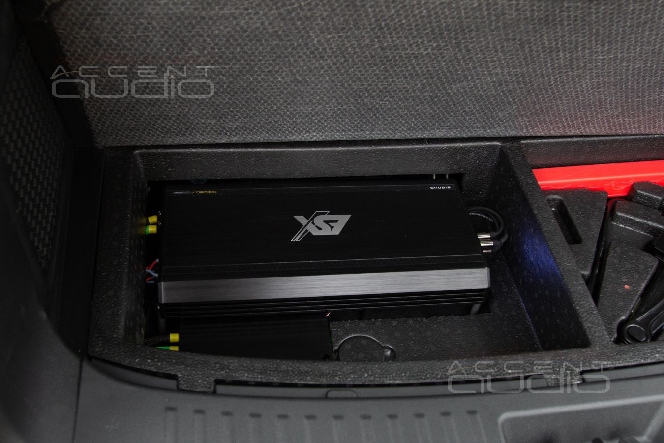 Скрытый монтаж усилителей Helix и ESX в Exeed