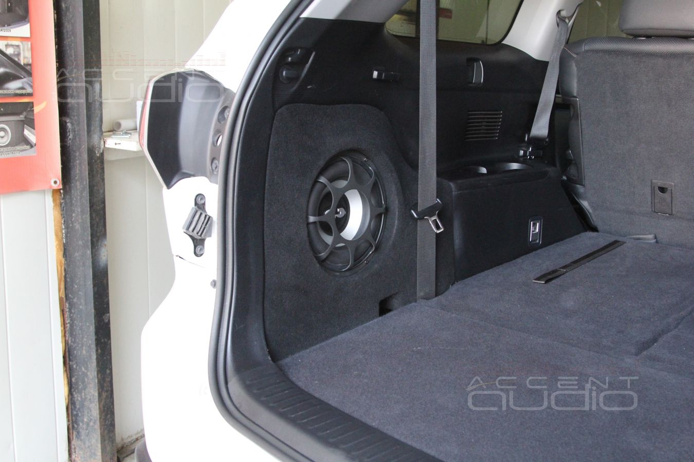 Встроенный сабвуфер в Toyota Highlander