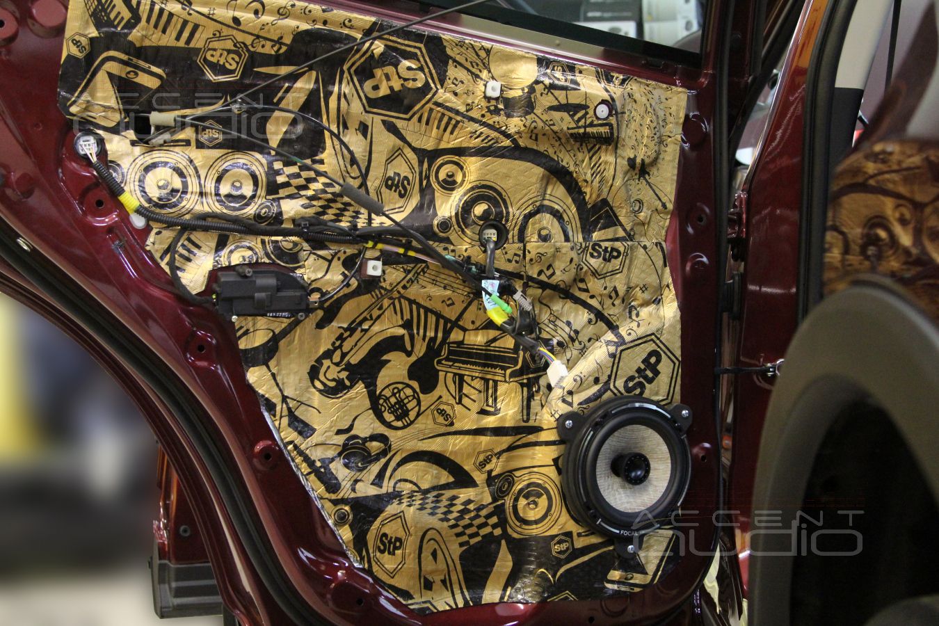 3D печать, установка тыловой акустики и аудиоподготовка задних дверей Toyota Rav4