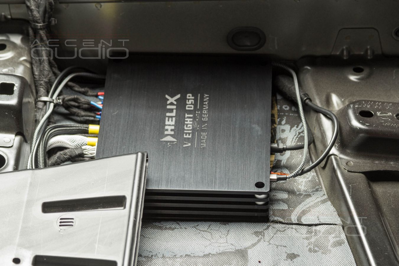 Сердце и мозги аудиосистемы Helix NEXT VEight Ultimate из Германии в MB AMG45