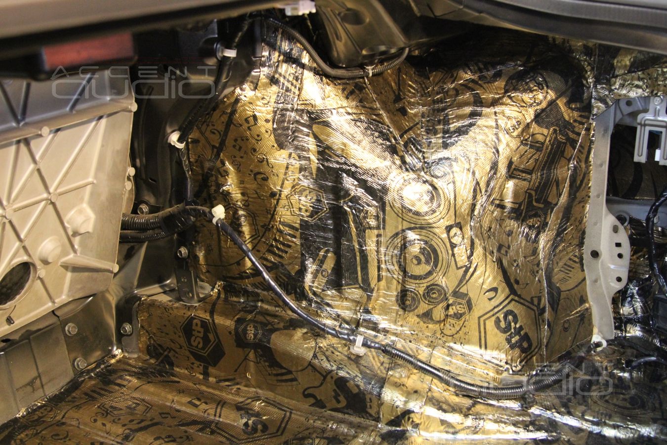 Шумоизоляция пола и багажного отсека Nissan GT-R в 2 слоя