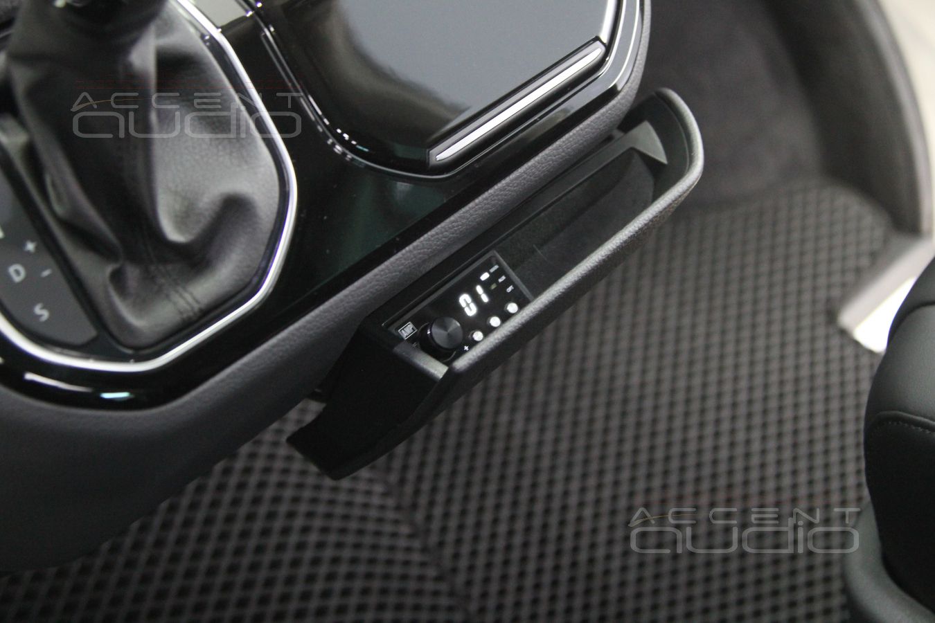 Крепление управляющей панели усилителя 