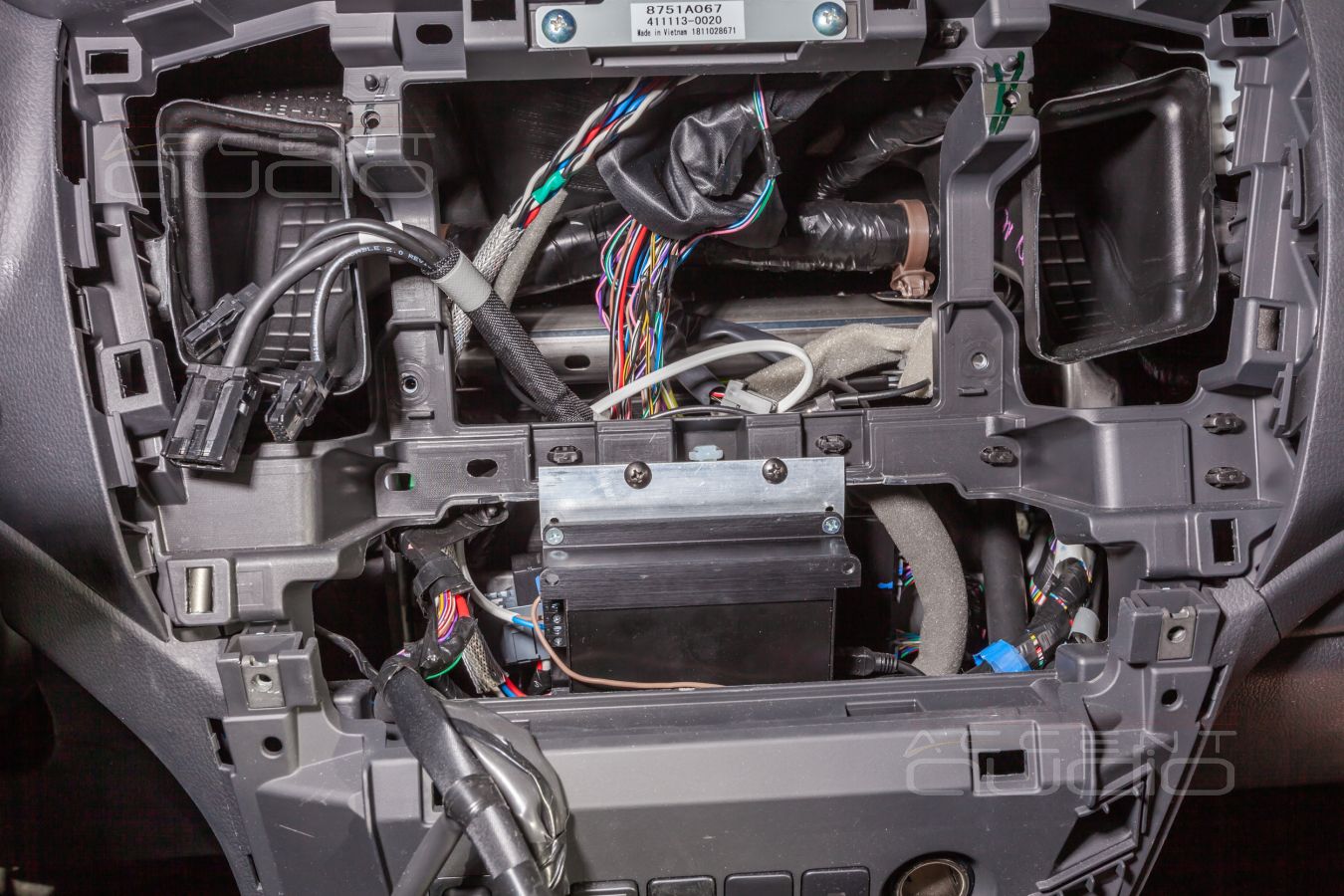 Сердце системы Helix DSP.3 – за магнитолой Mitsubishi Pajero Sport